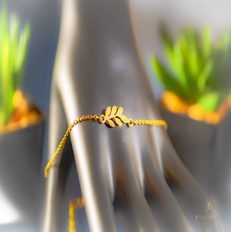 Dainty Gold Leaf Bracelet